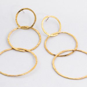 Pendiente Tres Aros hecho por Diurna Metal Jewelry