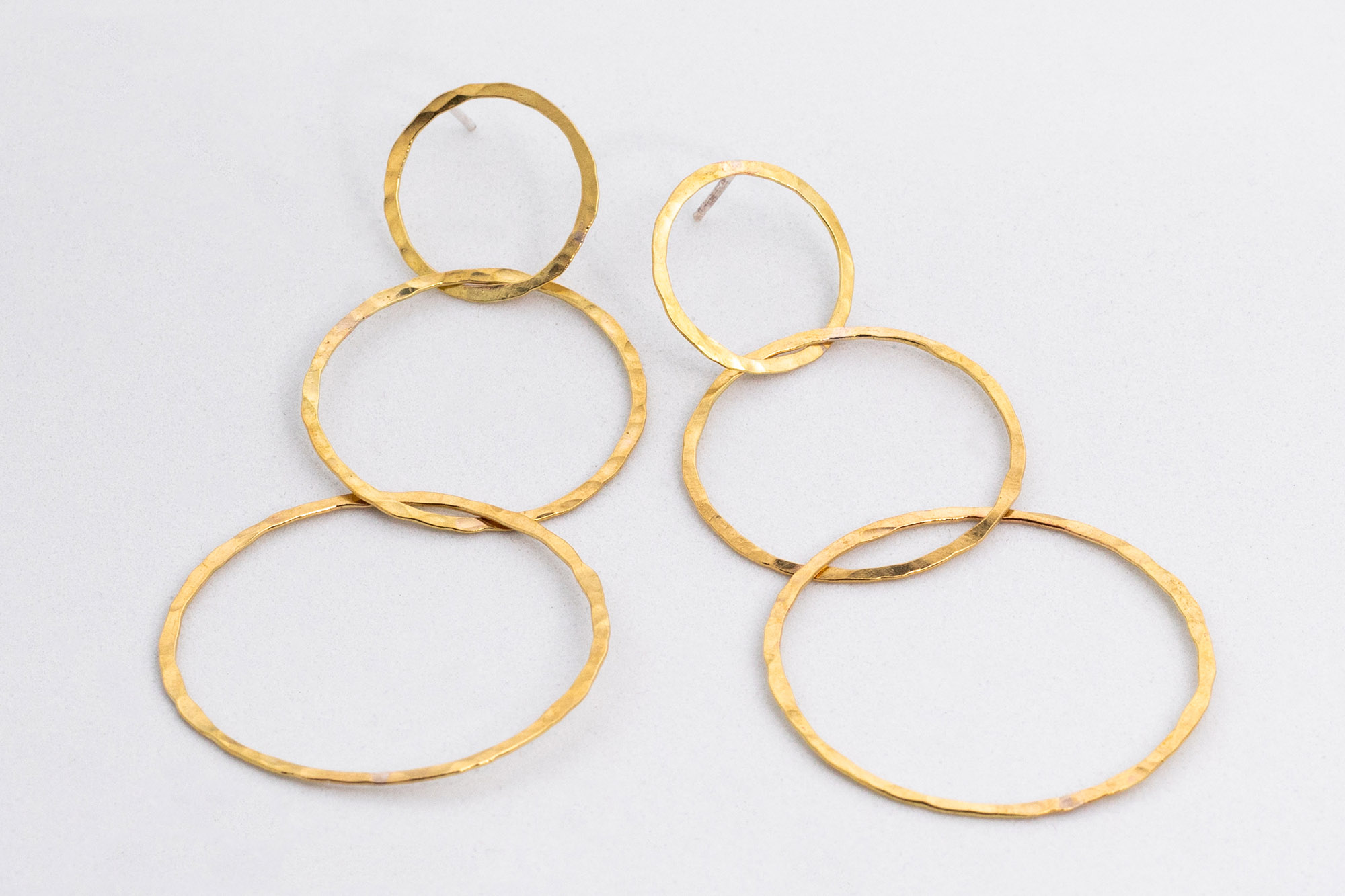 Pendiente Tres Aros hecho por Diurna Metal Jewelry